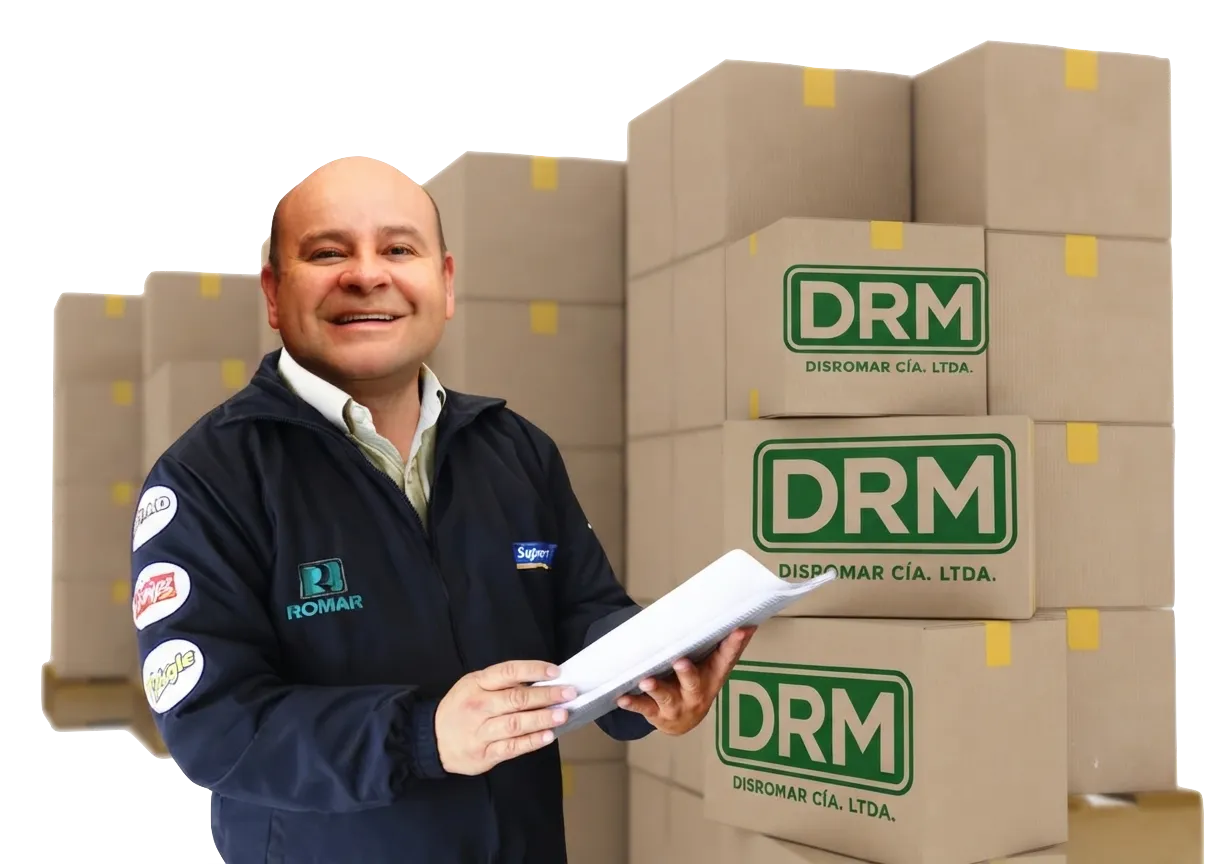 Dos colaboradores de Distribuidora Romar con la chaqueta de la empresa, frente a mercadería en pallets