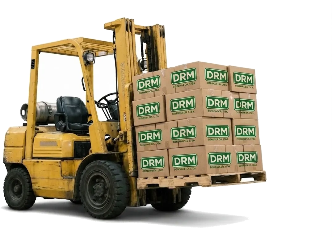 Montacargas cargado con cajas impresas con el sello Disromar Cía. Ltda.