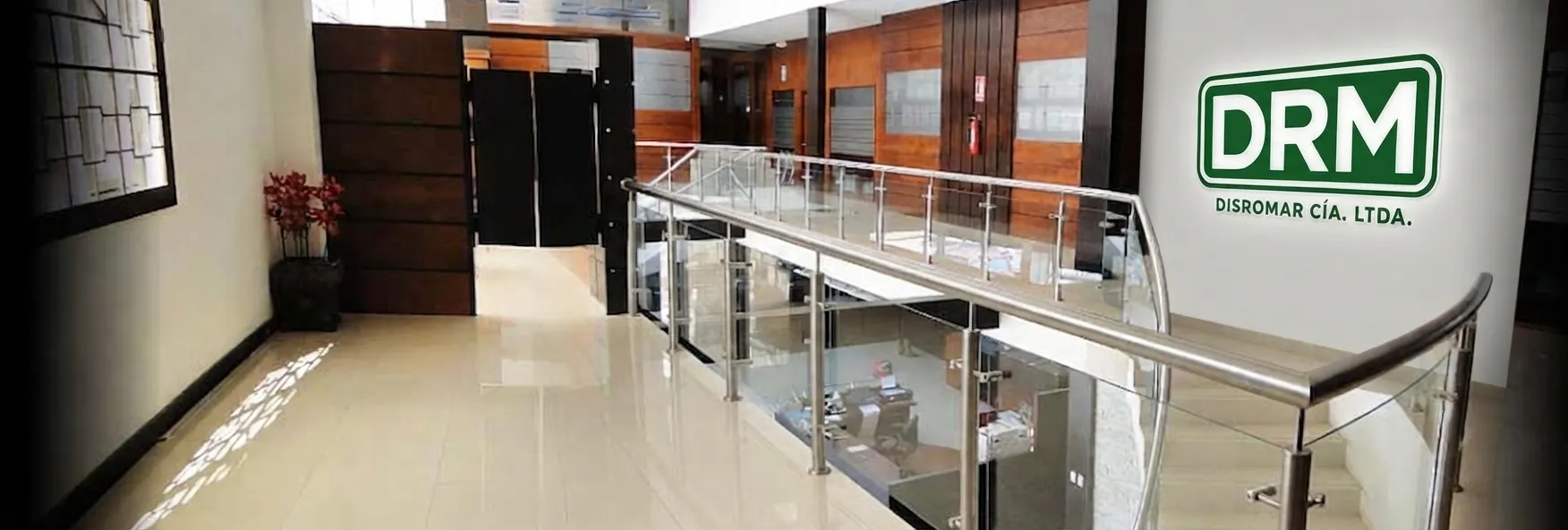 Pasillo interior de oficinas administrativas